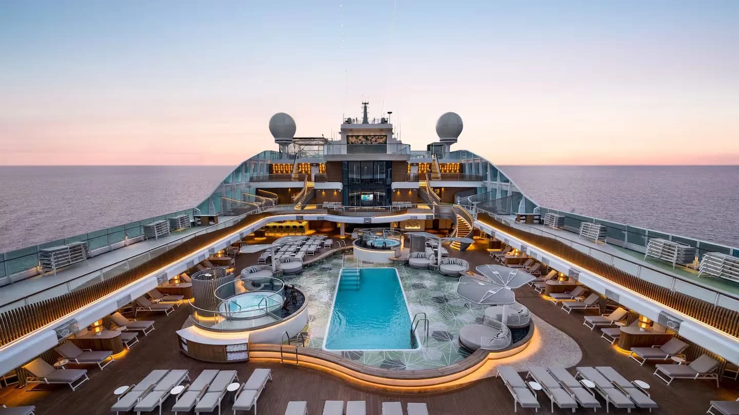 Pooldeck der Oceania Vista bei Sonnenuntergang