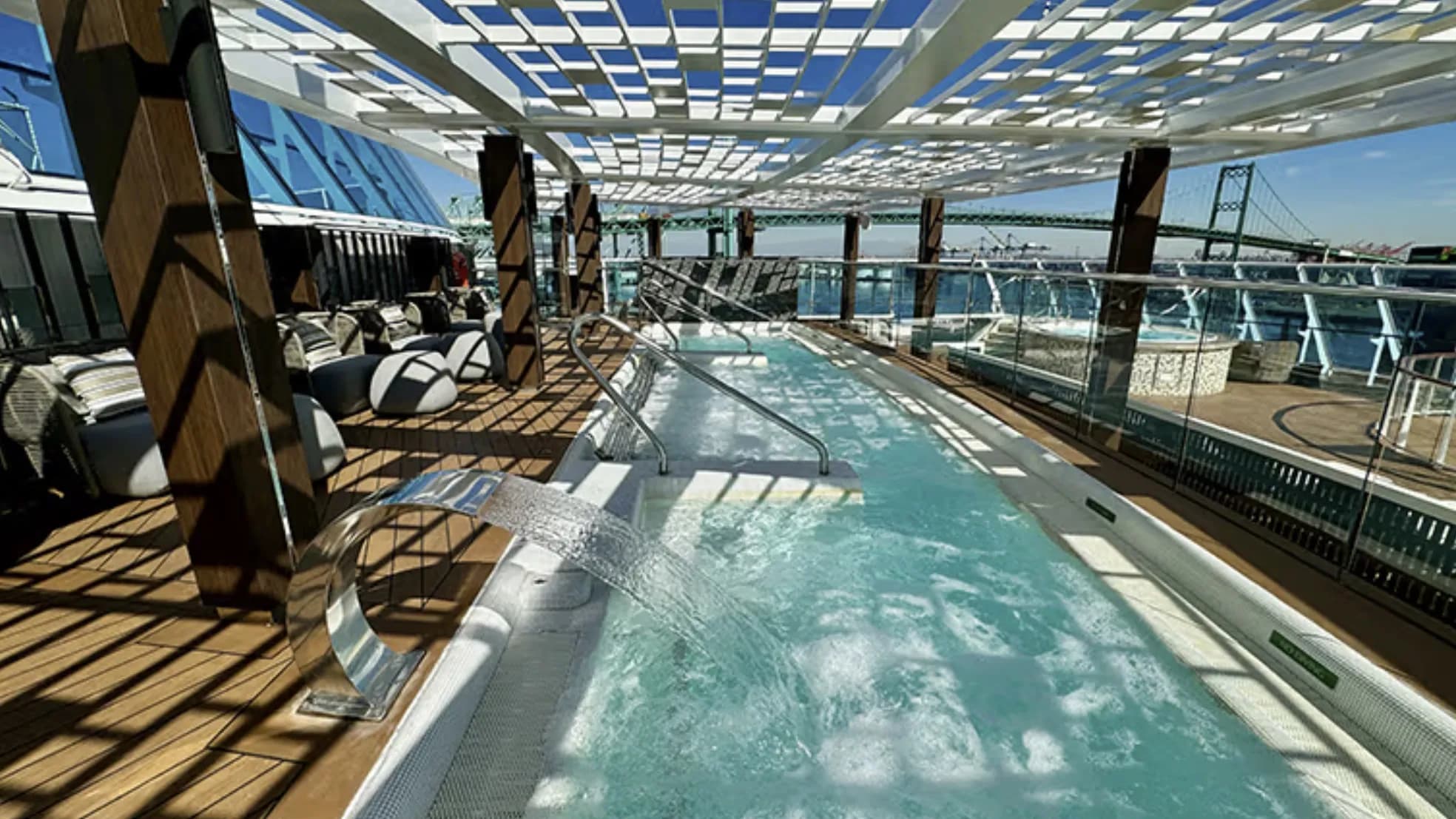 Spa-Terrasse mit Whirlpool an Bord der Oceania Vista
