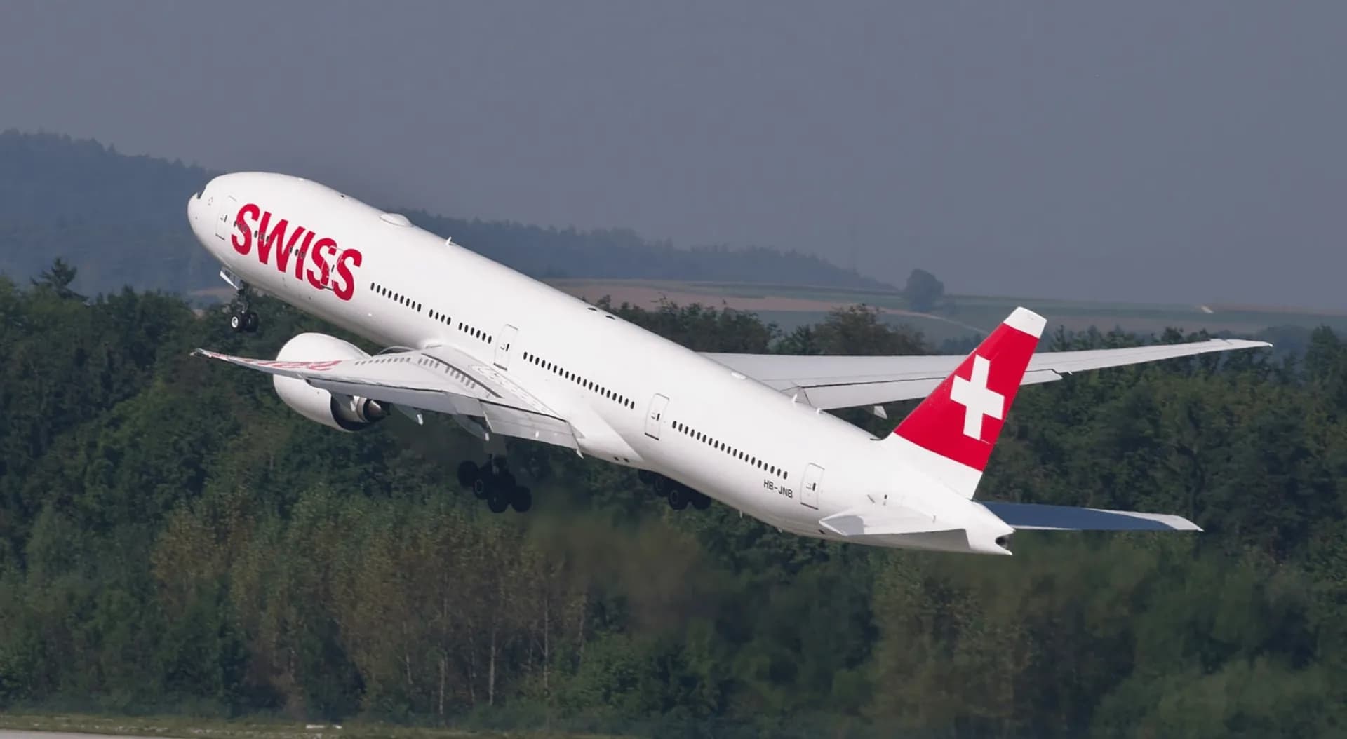 Flugzeug der Swiss beim Start in Zürich