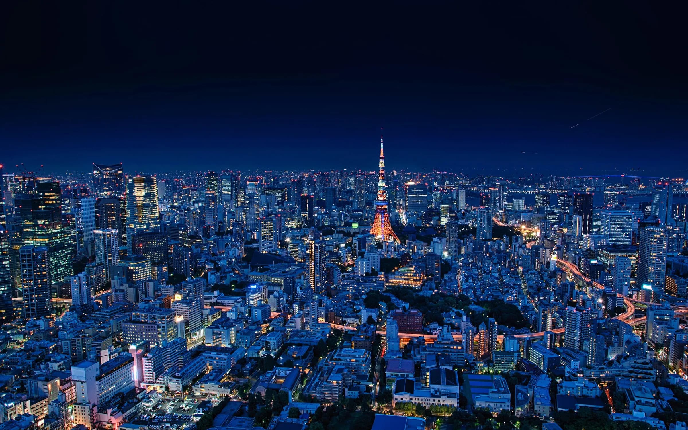 Tokio bei Nacht mit dem beleuchteten Tokyo Tower