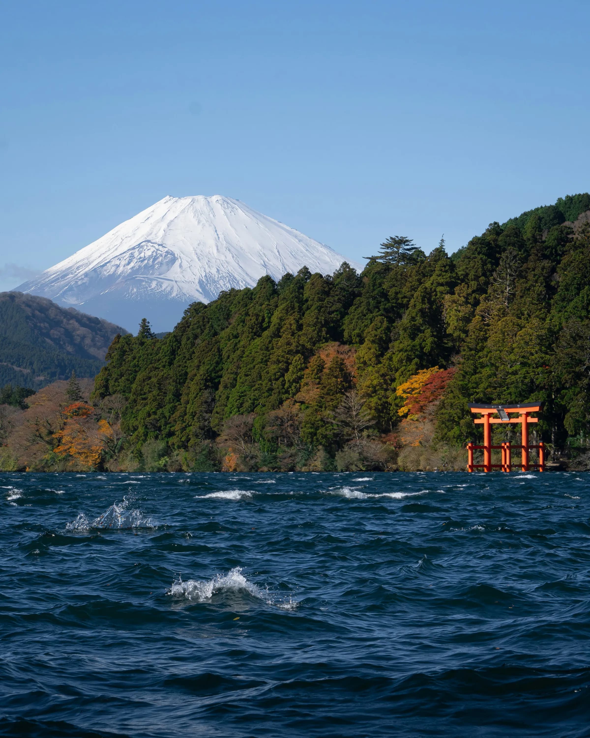 Lake Ashi in Hakone mit rotem Torii und dem Mount Fuji