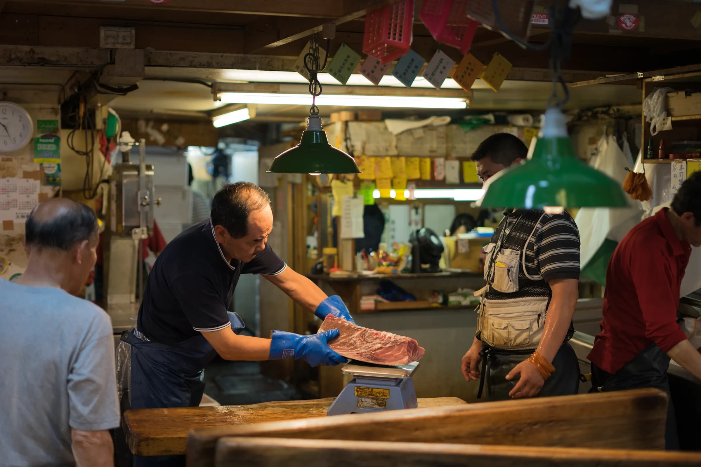 Händler zerlegt Thunfisch im Tsukiji Outer Market, Tokio