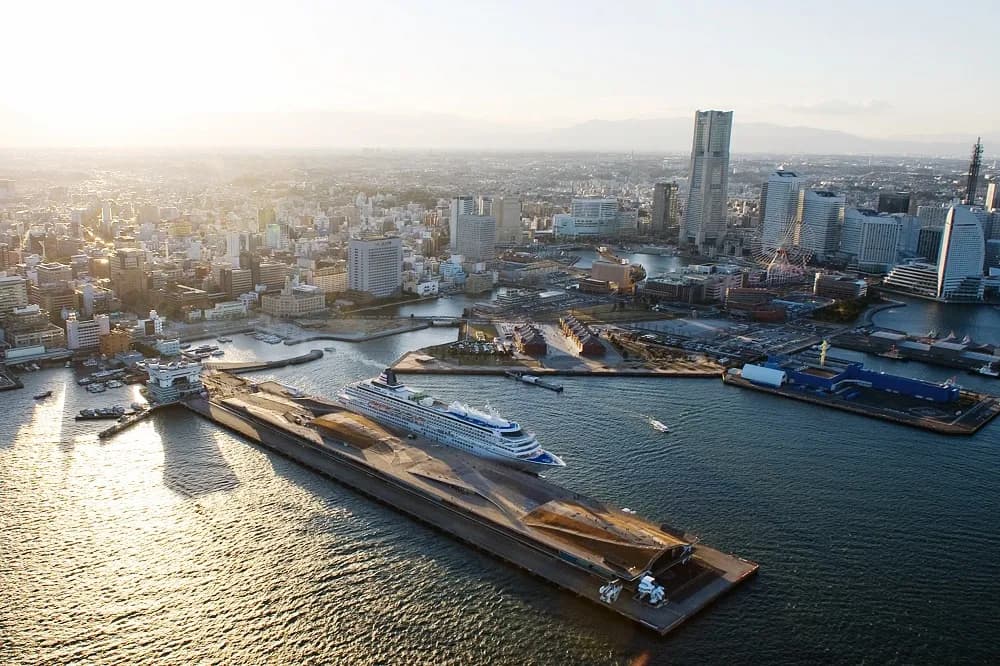 Kreuzfahrtschiff am Pier im Hafen von Yokohama