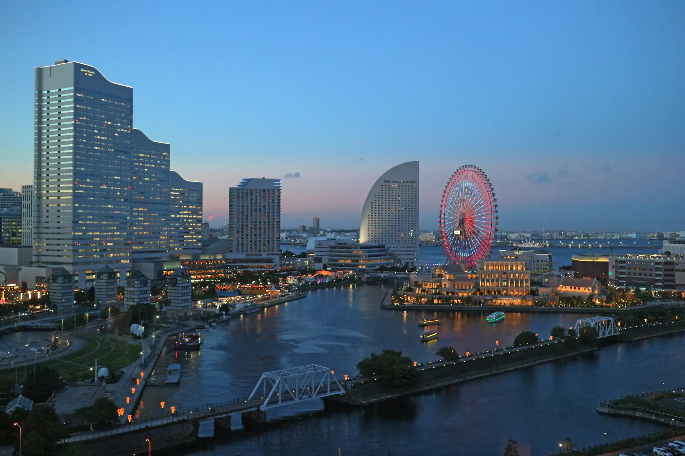 Minato Mirai in Yokohama mit Riesenrad in der Abenddämmerung