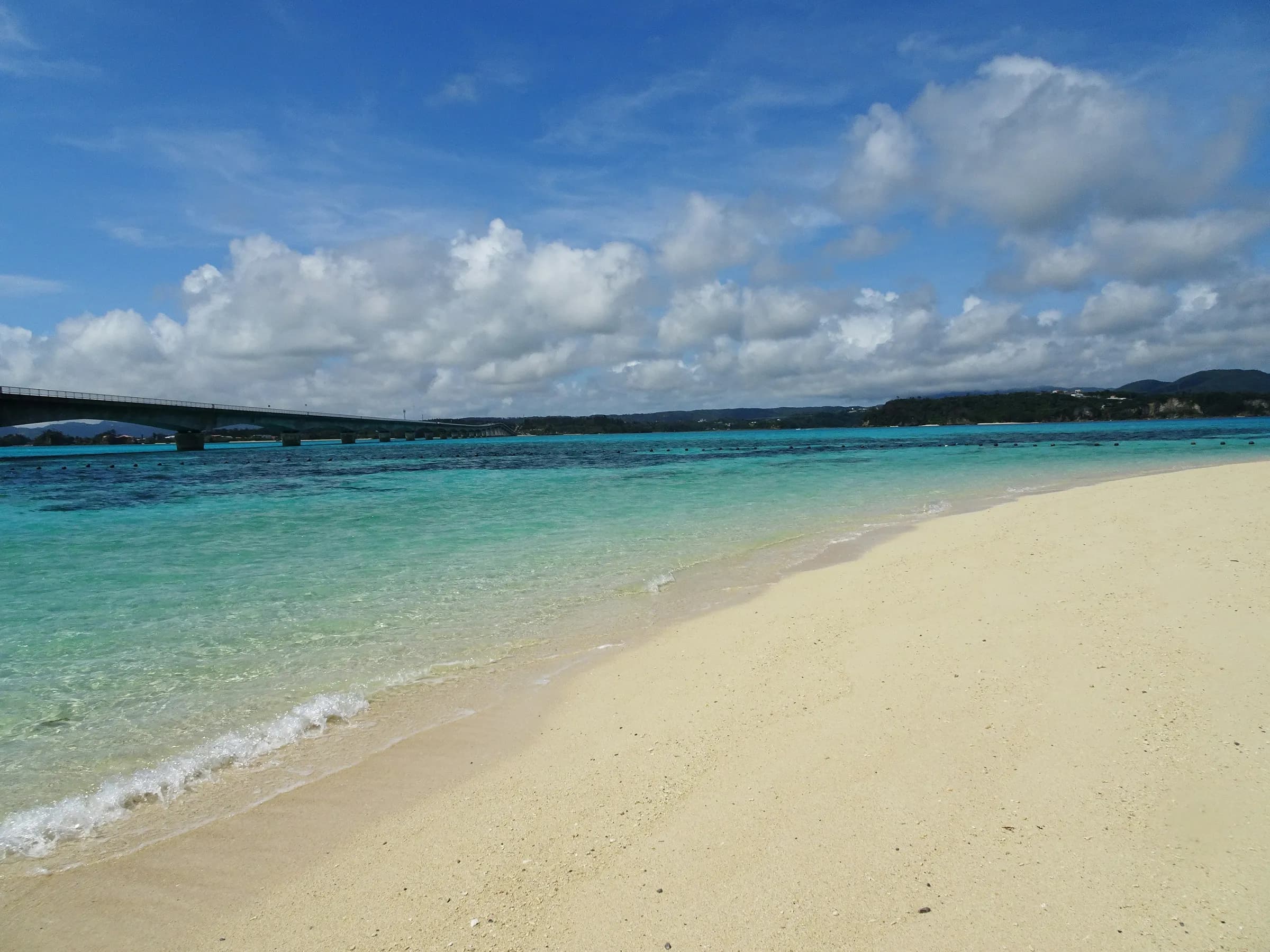 Weisser Sandstrand und türkisfarbenes Meer auf Miyakojima
