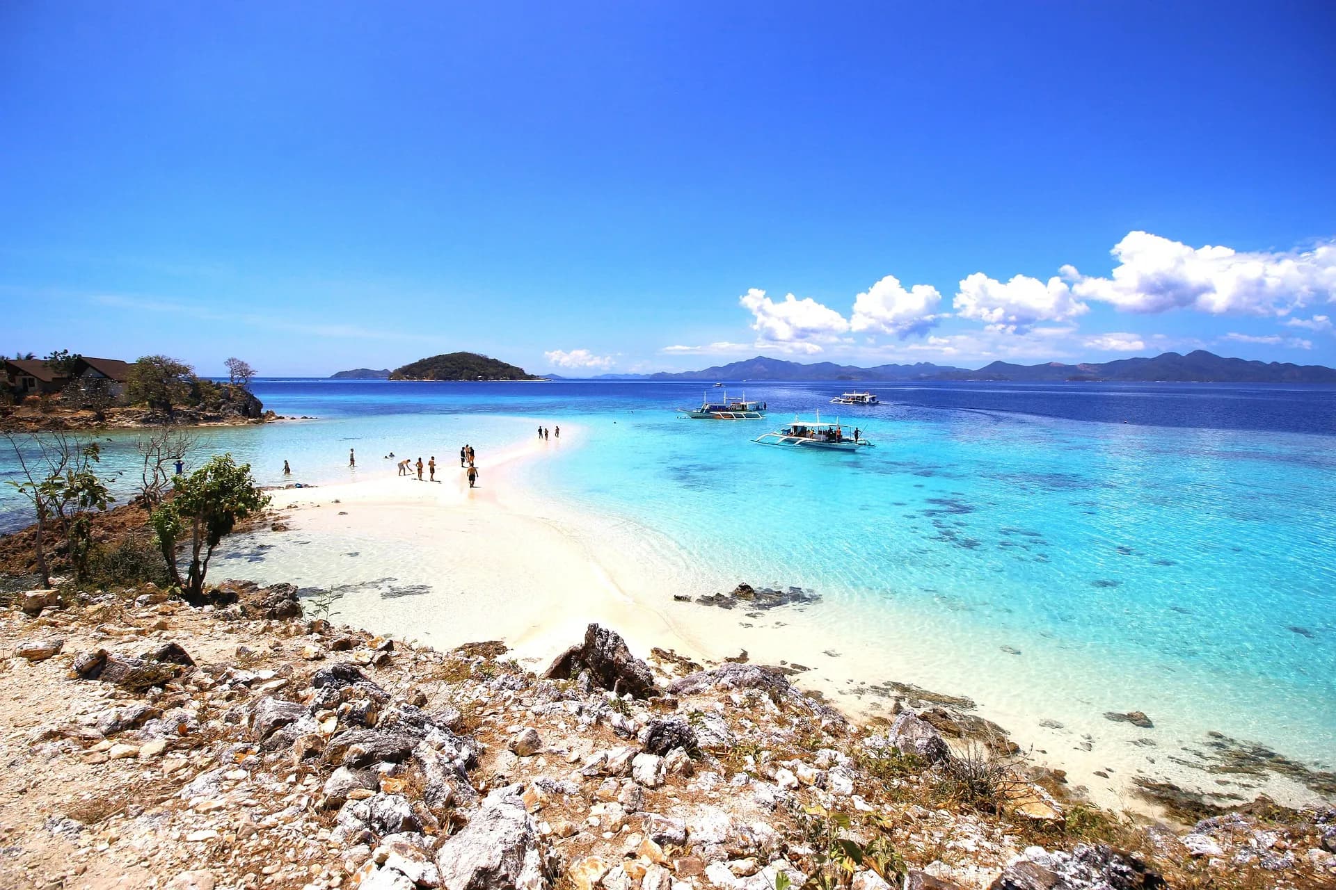 Sandbank und türkisfarbenes Wasser bei Coron