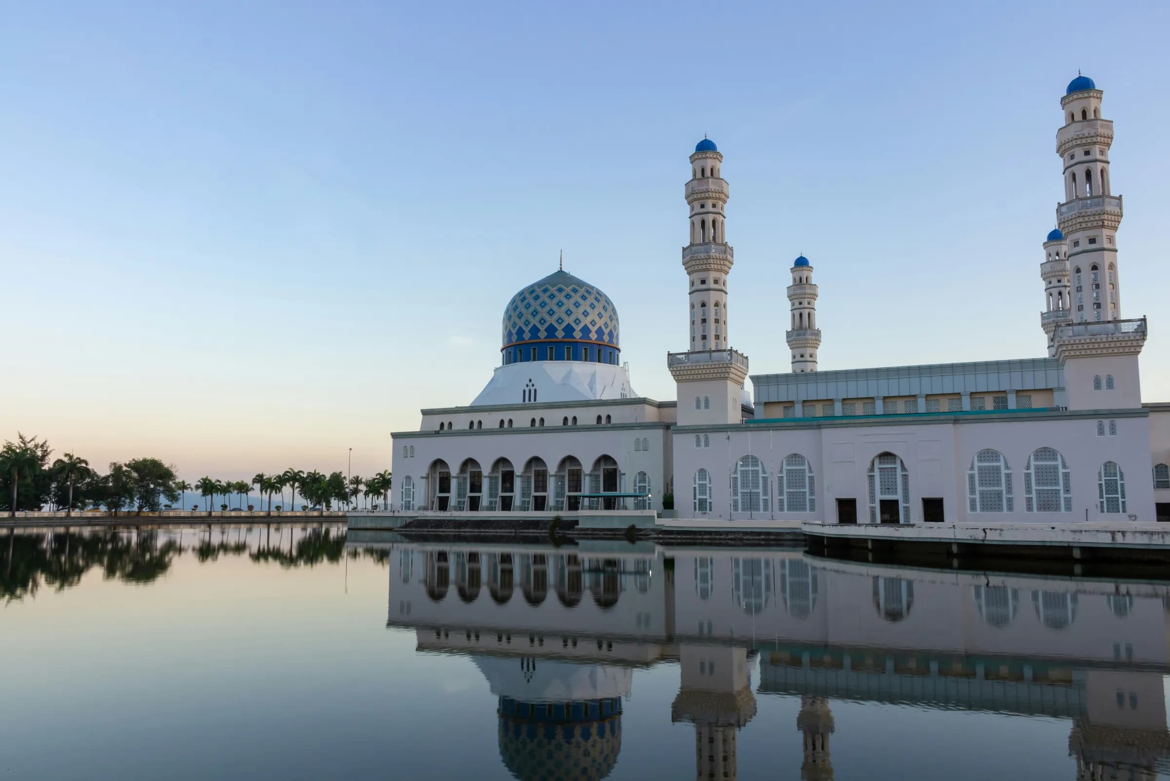 Stadtmoschee von Kota Kinabalu mit Spiegelung im Wasser