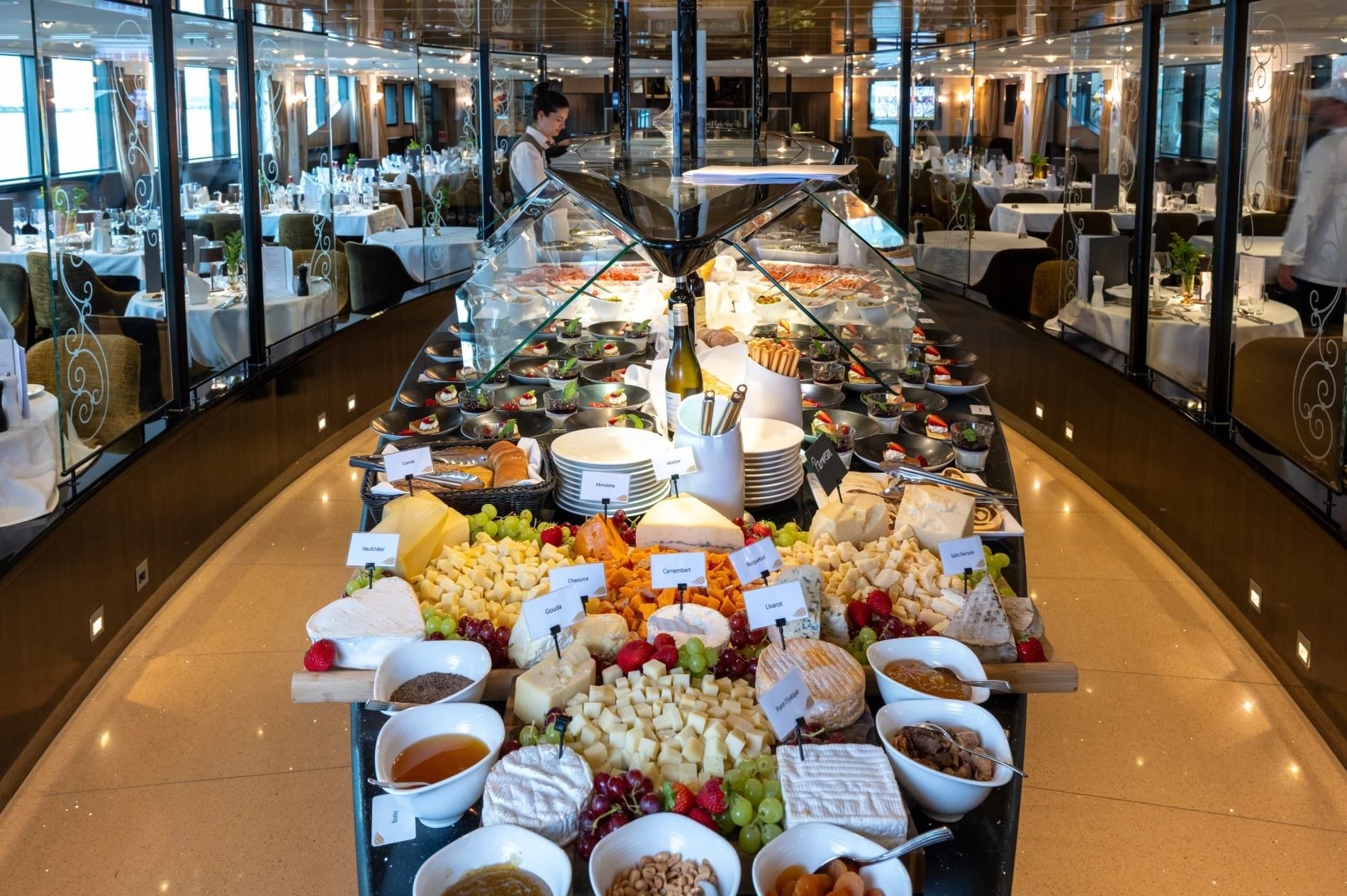 Mittagsbuffet mit Käseauswahl