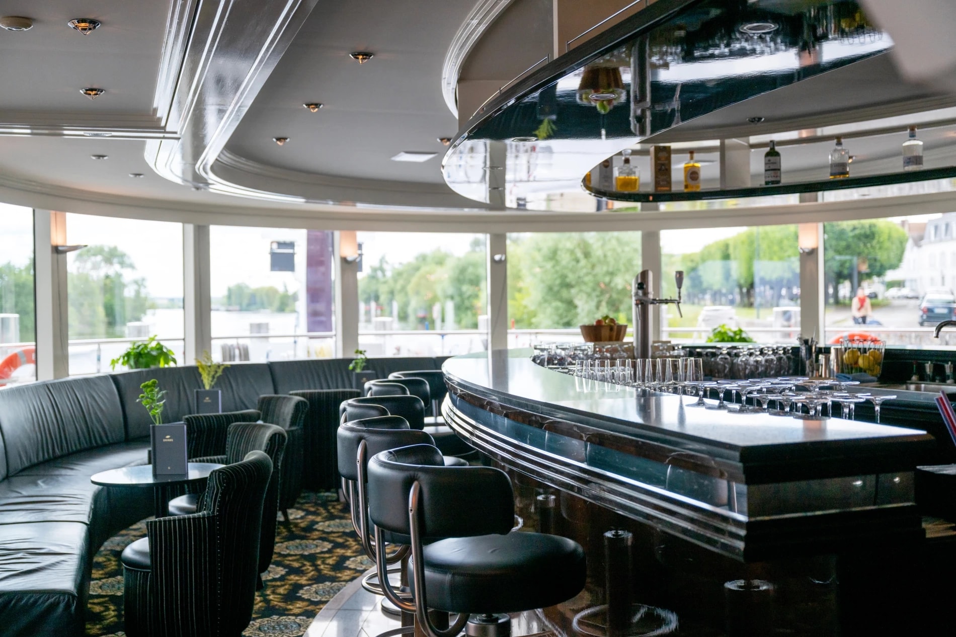 River Lounge mit Bar