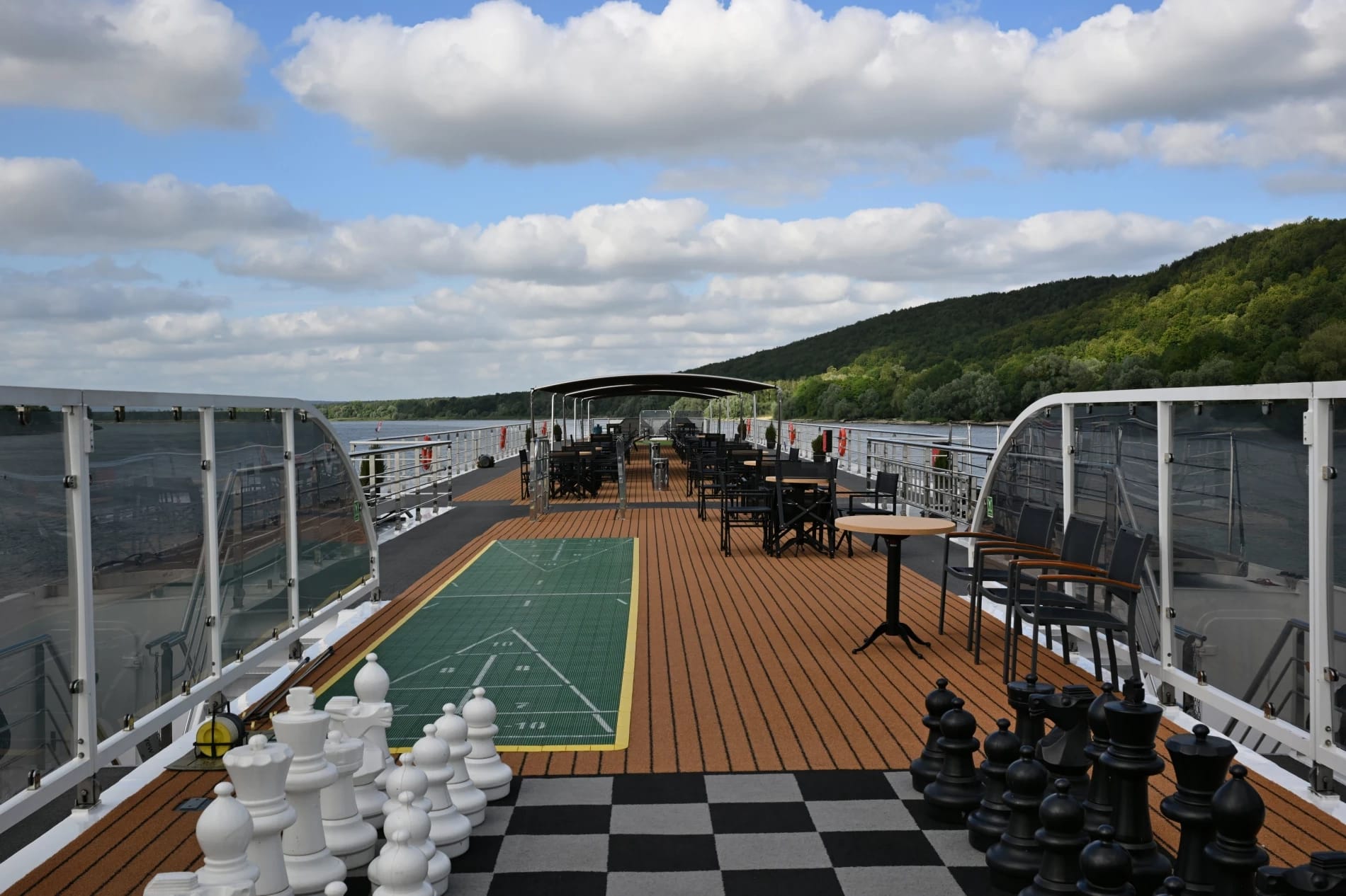 Sonnendeck mit Liegestühlen und Panoramablick
